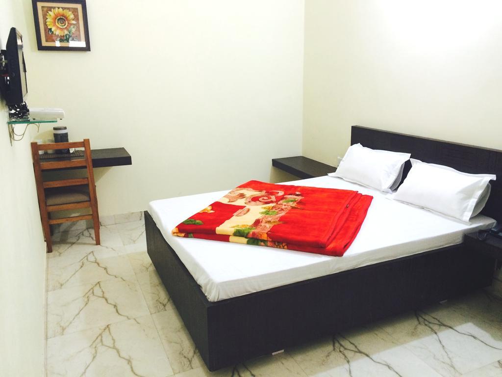 Hotel Mehra Inn Амритсар Екстериор снимка