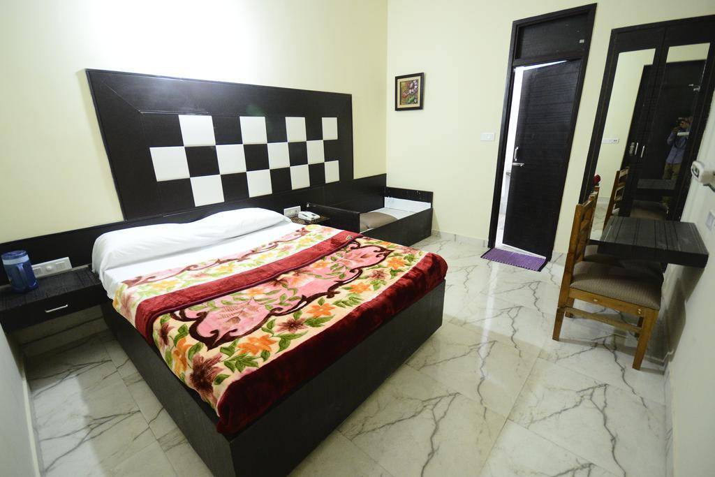 Hotel Mehra Inn Амритсар Стая снимка