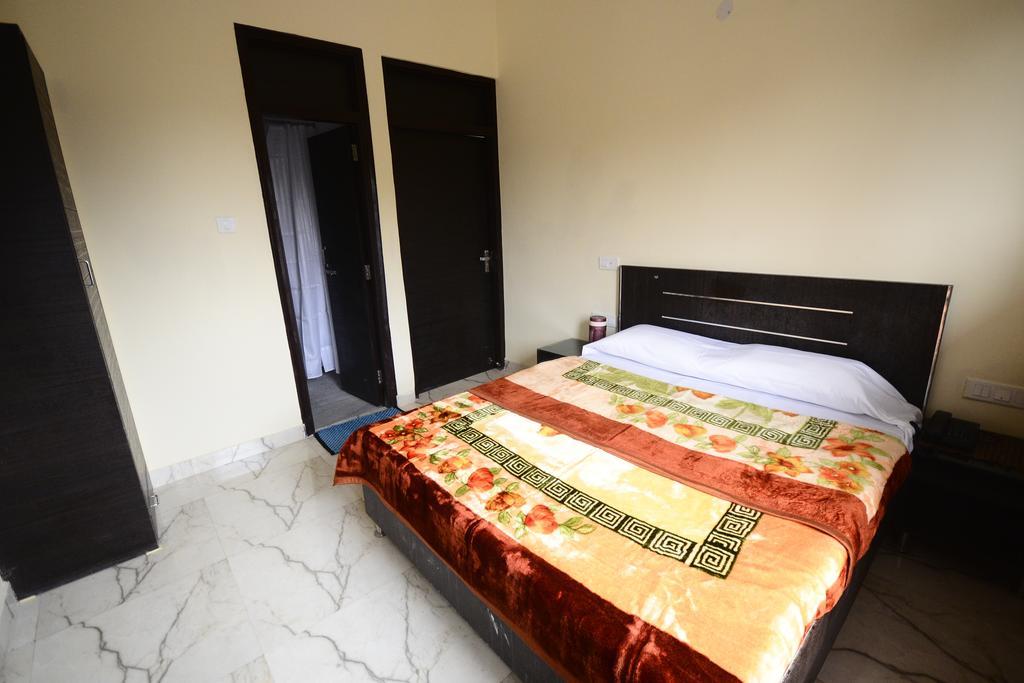Hotel Mehra Inn Амритсар Екстериор снимка