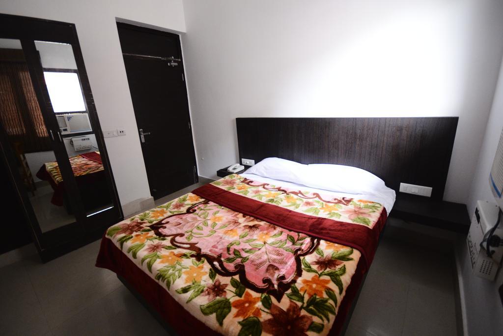 Hotel Mehra Inn Амритсар Стая снимка