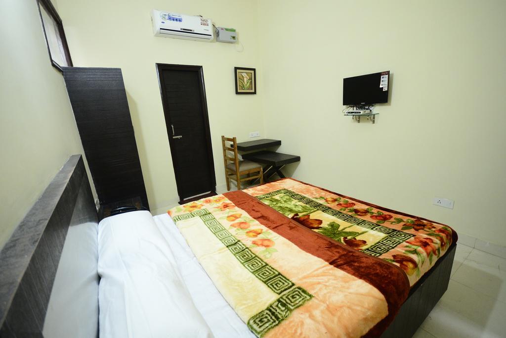 Hotel Mehra Inn Амритсар Екстериор снимка