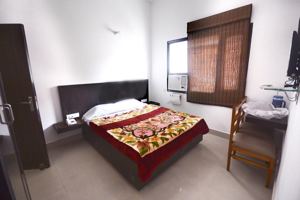 Hotel Mehra Inn Амритсар Екстериор снимка