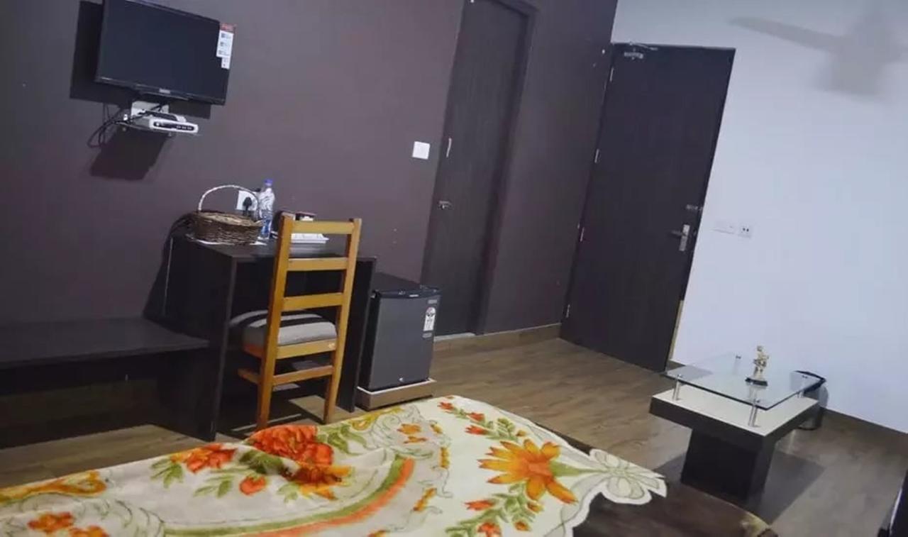 Hotel Mehra Inn Амритсар Екстериор снимка