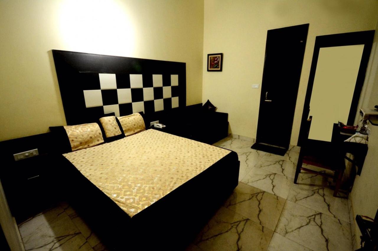 Hotel Mehra Inn Амритсар Екстериор снимка