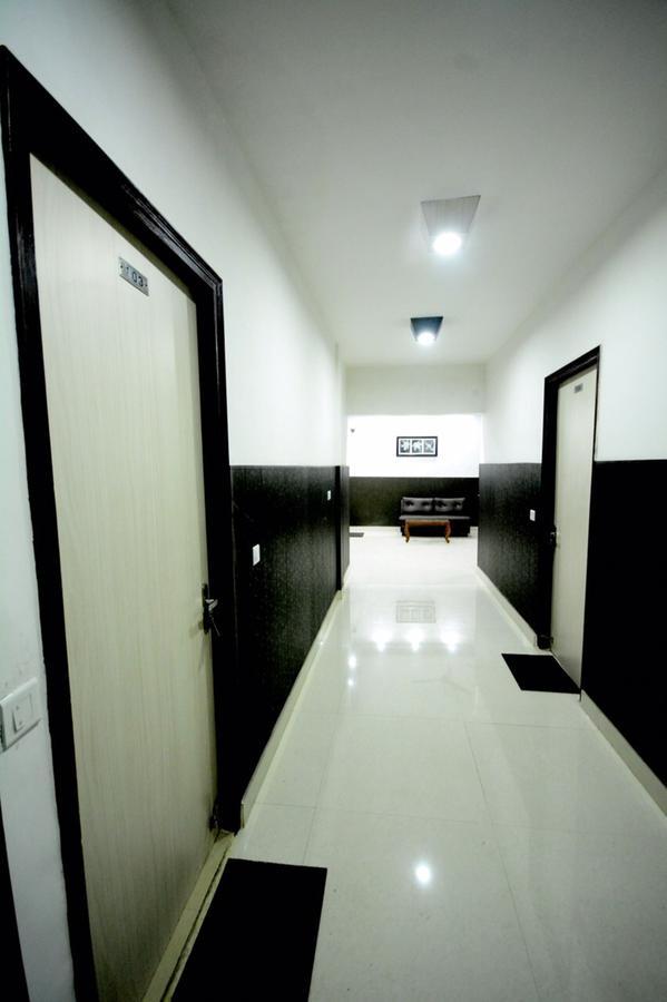 Hotel Mehra Inn Амритсар Екстериор снимка