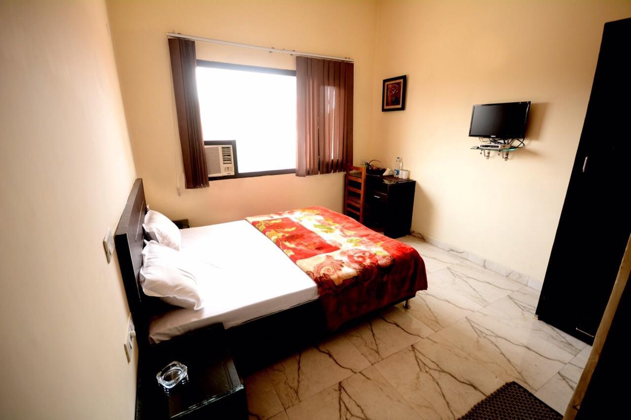 Hotel Mehra Inn Амритсар Екстериор снимка